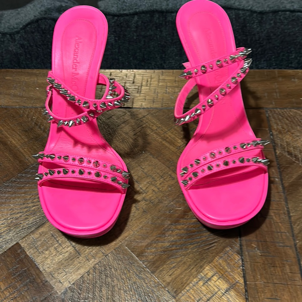 Alexander McQueen size 38 never worn - hot pink comes with dust bag and box